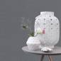 Preview: weiße Vase und Beistelltisch vor grauer Unitapete von heineking24
