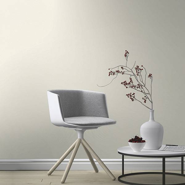 grauer Stuhl mit Beistelltisch vor weißer Unitapete von heineking24