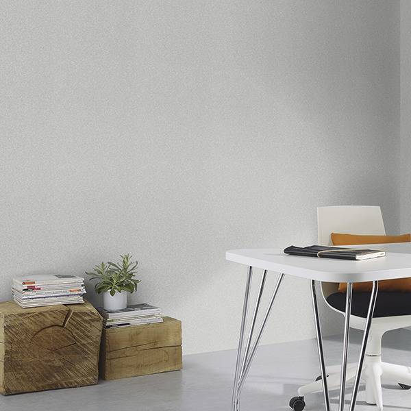 Holzblöcke und weißer Schreibtisch vor silberner Unitapete von Heineking24